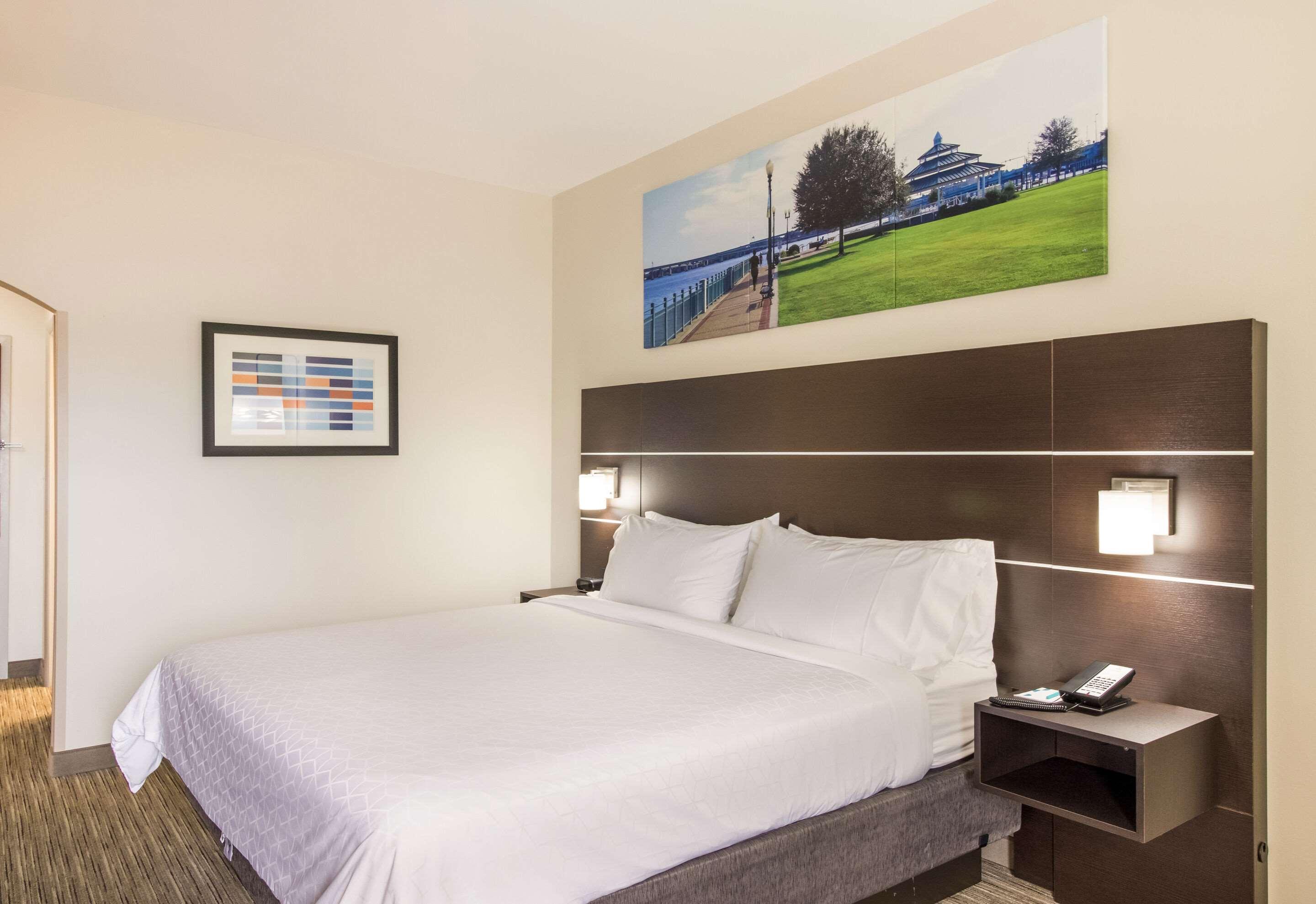 Clarion Pointe New Bern Hotel Exterior photo